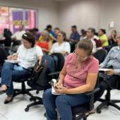 Alunos jovens e adultos estudam em sala de aula.