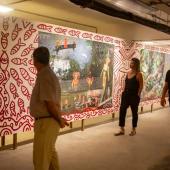 Visitantes apreciam obras no Centro Histórico