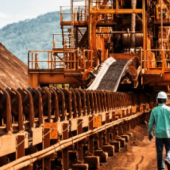 Mineradores da Vale em complexo industrial