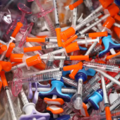 A foto mostra várias canetas emagrecedoras usadas descartadas.